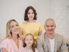 Евгений Кошевой показал, как с женой отвел дочерей в школу
