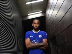 Chelsea sign experienced Barcelona striker