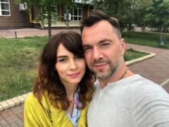 The squad of Arestovich spoke about the romance in their young women and how it reacts to a person’s prihilnitsa