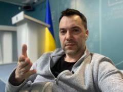 Alexey Arestovich showed a selfie with a beautiful wife at a gas station