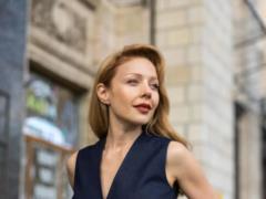 Tina Karol met with the youngest volunteer of Ukraine and treated her to special apples