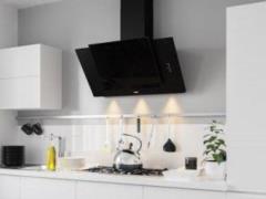 A minimum of colors, a stained-glass window, a rich light: how to cover a small kitchen