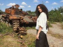 Nastya Kamensky angrily turned to the Russians against the background of burned enemy equipment
