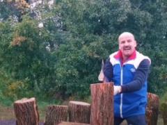 Зірка  Кварталу 95  Великий зняв смішну пародію на Лукашенка, який рубає дрова, щоб обігріти Європу