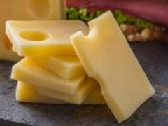Лікар розповів про інгредієнт у складі сиру, що запускає атеросклероз