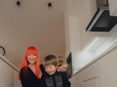 Беременная Светлана Тарабарова умилила кадрами, на которых вместе с детьми украшала новогоднюю елку.