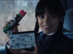 Создатели сериала  Уэнсдей  показали неудачные кадры со съемок и как  оживили  знаменитую руку