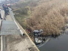 Возле Первомайска авто упало с моста: погибла семья с двумя детьми