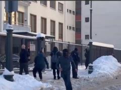 Неизвестные забросали кувалдами посольство Финляндии в Москве