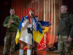 Pregnant Tarabarova gave a concert for the military:  