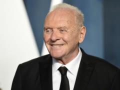 84-летний Энтони Хопкинс восхитил видео, где танцует в шапочке Санта Клауса