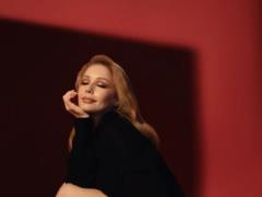 Daring Tina Karol with an evening make-up and in a black coat lit up her slender legs