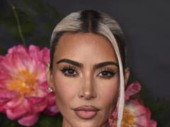 Kim Kardashian shocked the video, de it seemed to her natural hair without bright make-up
