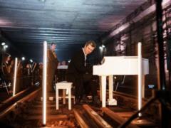 Evgeny Khmara shoots a video in the tunnel of the Kyiv subway, accompanied by the orchestra of the Armed Forces of Ukraine