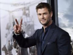 Chris Hemsworth hilarious video where children prevent him from meditating underwater