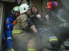Из-под завалов в Днепре достали женщину, операция длилась 10 часов