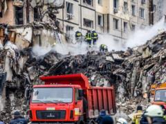 Под завалами дома в Днепре могут находиться 30 человек – Зеленский