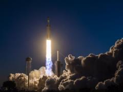 SpaceX успешно запустила сверхтяжелую ракету-носитель Falcon Heavy с военным грузом