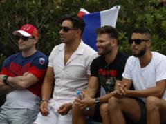 Позор на Australian Open: фанаты пришли на матч украинки с флагом РФ и лицом Путина на футболке