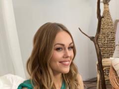 Alyosha fell in love with a photo with a bouquet of daisies on the background of the Ukrainian flag