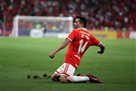 De Pena scoring for the International against another after the match of the championship Gauche