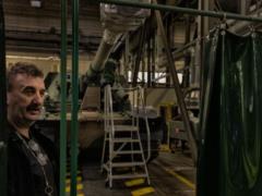 Польский военный завод работает в три смены, чтобы ремонтировать технику ВСУ