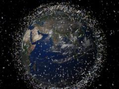 Два крупных куска космического мусора едва не столкнулись на орбите
