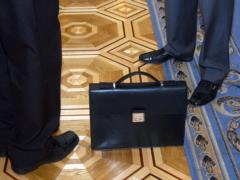 Запрет на выезд из Украины: какое исключение сделал Кабмин для чиновников