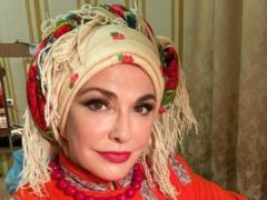 Ольга Сумская насмешила видео, как во время гастролей сломала диван и чуть не шлепнулась на пол