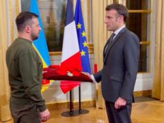 Макрон наградил Зеленского орденом Почетного легиона
