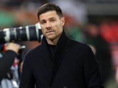 Real Madrid look at Xabi Alonso at the landing of the coach