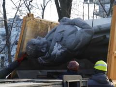 В Киеве завершили демонтаж памятника Ватутину, теперь будут планировать его перезахоронение