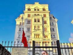 Джамала после землетрясения в Турции принесла цветы к посольству в Киеве:  Неиссякаемая боль 