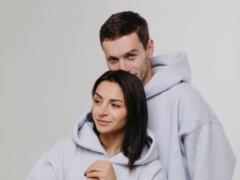 Илона Гвоздева восхитила нежным поцелуем с мужем в парных образах