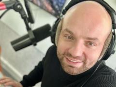 Слава Демин на архивном фото показал свой первый день работы на радио 21 год назад