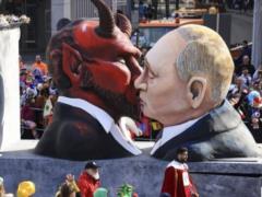 Путин – купающийся в крови вампир: война в Украине стала центральной темой карнавала в Германии