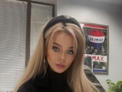 Alina Grosu originally answered if she was single