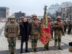 Svyatoslav Vakarchuk sang the anthem of Ukraine on the anniversary of the war at the awards ceremony for soldiers of the Armed F