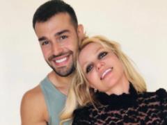 Бритни Спирс поделилась кадрами рядом с мужем Сэмом Асгари и показала безумные танцы на камеру