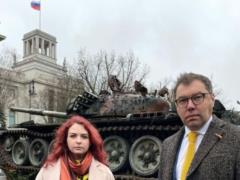  Пташка  из Азовстали, сидя на российском танке, спела  Ой у лузі червона калина  посреди Берлина
