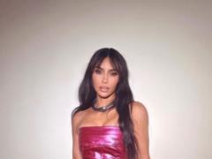 Kim Kardashian amused the Network with how she tries to climb the stairs in a too tight skirt