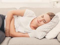 Doctor Myasnikov explained what kind of abdominal pain requires urgent examination
