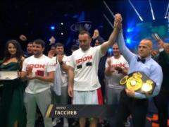 The famous Russian boxer was forced to stick the flag of the Russian Federation before the fight