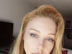 Tina Karol captivated fans with a sunny selfie with light makeup