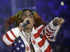 Famous American rapper brutally beaten in the bathroom of the gym - video