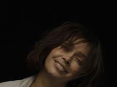 Ex-Vera Brezhneva radically changed her image and sang in Ukrainian: a brunette with a short haircut