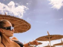 Ksenia Mishina in a bikini boasted a slender figure against the backdrop of the pool