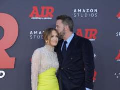 Jennifer Lopez and Ben Affleck were pardoned with bottom kisses on a red head