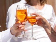 Alcohol accelerates aging: scientists reported the details of the process
