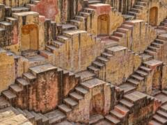 35 people died after falling into a step well in an Indian temple - video